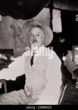 Buffalo Bill, William Frederick Cody, dreiviertel langes Porträt, sitzend, nach vorne gerichtet, c 1911 Stockfoto