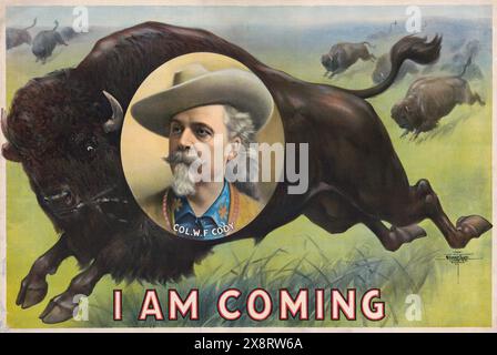 Ich komme - Colonel W. F. Cody, auch bekannt als Buffalo Bill - Vintage-Poster - Kopf-und-Schultern-Porträt auf stampelnden Büffeln. Zirkusplakat. 1900. Stockfoto