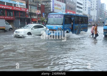 Dhaka. Mai 2024. Fahrzeuge fahren auf einer wasserdurchfluteten Straße in Dhaka, Bangladesch, 27. Mai 2024. Mindestens sieben Menschen starben in Bangladesch an den Verwüstungen des Wirbelsturms Remal, der in der Sonntagnacht Teile des südasiatischen Landes mit starkem Regen und starkem Wind verwüstete. Quelle: Xinhua/Alamy Live News Stockfoto