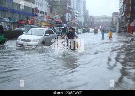 Dhaka. Mai 2024. Fahrzeuge fahren auf einer wasserdurchfluteten Straße in Dhaka, Bangladesch, 27. Mai 2024. Mindestens sieben Menschen starben in Bangladesch an den Verwüstungen des Wirbelsturms Remal, der in der Sonntagnacht Teile des südasiatischen Landes mit starkem Regen und starkem Wind verwüstete. Quelle: Xinhua/Alamy Live News Stockfoto