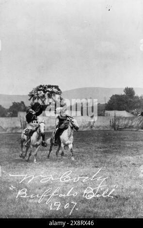 W.F. Cody „Buffalo Bill“ und indianische Ureinwohner, Reiten, Schießgewehr, Wild West Show 1907 Stockfoto