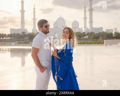 Reisen Sie in die Vereinigten Arabischen Emirate, Abu Dhabi. Arabisches Paar zu Besuch in der Großen Moschee in Abu Dhabi. Stockfoto