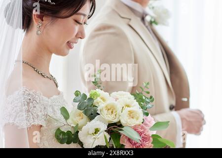 Japanische Braut und Bräutigam stehen nebeneinander Stockfoto