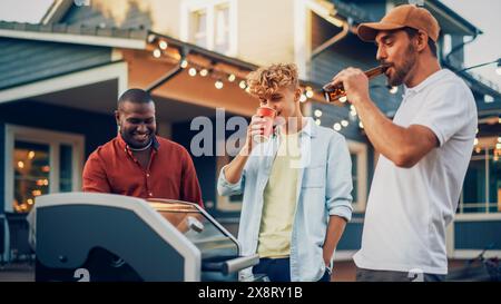 Multikulturelle und vielfältige Freunde, die Spaß haben und interessante Geschichten auf einer Grillparty erzählen. Freunde grillen Fleischsteaks auf einem Feuerofen, trinken Getränke und genießen ein Wochenende in einem Landhaus. Stockfoto