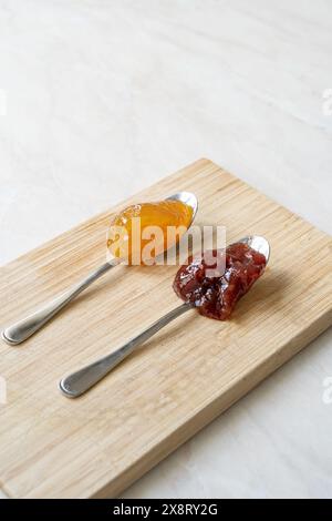 Streichfähige Frucht mit Mango, Himbeere, Granatapfel und Ananas auf Löffel. Bereit zum Essen. Stockfoto