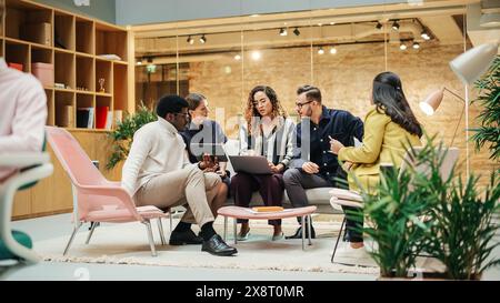 Große Aufnahme einer multiethnischen Gruppe von Personen, die in einem Besprechungsraum im Büro Ideen diskutieren. Geschäftsleute treffen kreative Entscheidungen für ihr Startup und diskutieren Optionen Stockfoto