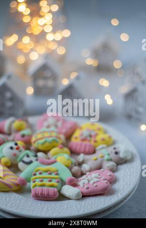 Marshmallow für die winterliche Party mit hässlichen Pullis. Weihnachtsessen mit süßen Süßigkeiten. Nachtisch. Stockfoto