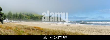 Meeresnebel bedeckt den Mount Maunganui an einem Wind am Morgen in Tauranga, Neuseeland Stockfoto