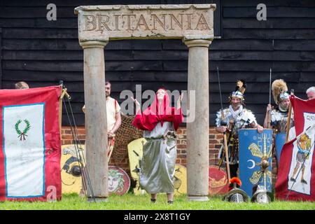 Chalfont, Großbritannien. 27. Mai 2024. Gladiatoren betreten die Arena für Gladiatorenspiele im Chiltern Open Air Museum. Erweckt von Britannia, einer der größten (und ältesten) Reenactment-Gruppen in den USA, zum Leben K, die Reenactor zeigen das Leben im römischen Großbritannien im 1. Jahrhundert n. Chr. Das Chiltern Open Air Museum erzählt die Geschichte des Chilterns Area durch die Erhaltung historischer Gebäude, Landschaften und Kultur. Quelle: Stephen Chung / Alamy Live News Stockfoto