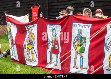 Chalfont, Großbritannien. 27. Mai 2024. Bilder von Gladiatoren in der Arena, während Gladiatoren an Gladiatorenspielen im Chiltern Open Air Museum teilnehmen. Erweckt von Britannia, einer der größten (und ältesten) Reenactment-Gruppen in den USA, zum Leben K, die Reenactor zeigen das Leben im römischen Großbritannien im 1. Jahrhundert n. Chr. Das Chiltern Open Air Museum erzählt die Geschichte des Chilterns Area durch die Erhaltung historischer Gebäude, Landschaften und Kultur. Quelle: Stephen Chung / Alamy Live News Stockfoto