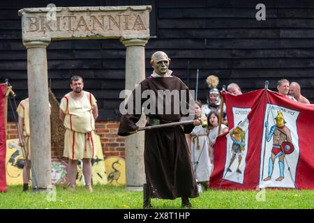 Chalfont, Großbritannien. 27. Mai 2024. Charon, der Henker, betritt die Arena für Gladiatorenspiele im Chiltern Open Air Museum. Erweckt von Britannia, einer der größten (und ältesten) Reenactment-Gruppen in den USA, zum Leben K, die Reenactor zeigen das Leben im römischen Großbritannien im 1. Jahrhundert n. Chr. Das Chiltern Open Air Museum erzählt die Geschichte des Chilterns Area durch die Erhaltung historischer Gebäude, Landschaften und Kultur. Quelle: Stephen Chung / Alamy Live News Stockfoto