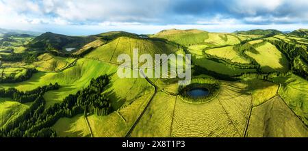 Azoren - aus der Vogelperspektive auf die vulkanischen Berge und Seen, mit grünem Ackerland von Sete Cidades auf der Insel Sao Miguel, Portugal Stockfoto