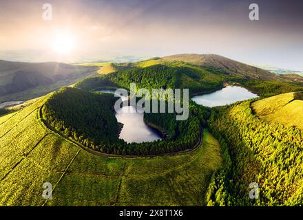 Landschaft bei Sonnenuntergang über grünem Vulkankrater mit See und Wald auf den Azoren, Portugal Stockfoto
