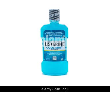 Ocala, Florida 4-26-2024 Listerine Cool Minzgeschmack Mundwasser Behälter isoliert auf weißem Hintergrund. Listerine ist eine Marke für antiseptisches Mundwasser pro Stockfoto