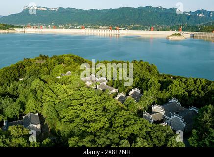 YICHANG, CHINA - 27. MAI 2024 - die alten Häuser der drei Schluchten sind auf dem Fenghuang Berg zu sehen, dem Kopf des Stausees der drei Schluchten Proj Stockfoto