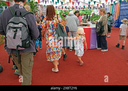 Rückansicht der Besucher Familien treffen sich am Eingang in Marquis beim Hay Festival in Hay-on-Wye Wales Großbritannien KATHY DEWITT Stockfoto