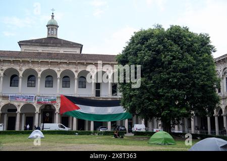 Mailand, Italien. Mai 2024. Presidio degli studenti pro Palestina in occasione della seduta del Senato accademico dell'Universit&#xe0; Statale - Luned&#xec; 26 Maggio 2024 (Foto Claudio Furlan/Lapresse) pro-Palestine Studenti auf der Sitzung des Akademischen Senats der Staatlichen Universität - Montag, 26. Mai 2024 (Foto Claudio Furlan/Lapresse) Credit: LaPresse/Alamy Live News Stockfoto