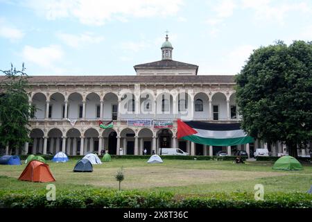 Mailand, Italien. Mai 2024. Presidio degli studenti pro Palestina in occasione della seduta del Senato accademico dell'Universit&#xe0; Statale - Luned&#xec; 26 Maggio 2024 (Foto Claudio Furlan/Lapresse) pro-Palestine Studenti auf der Sitzung des Akademischen Senats der Staatlichen Universität - Montag, 26. Mai 2024 (Foto Claudio Furlan/Lapresse) Credit: LaPresse/Alamy Live News Stockfoto