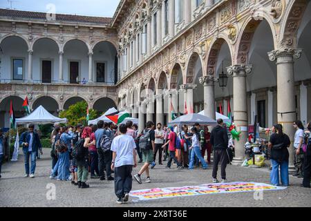 Mailand, Italien. Mai 2024. Presidio degli studenti pro Palestina in occasione della seduta del Senato accademico dell'Universit&#xe0; Statale - Luned&#xec; 26 Maggio 2024 (Foto Claudio Furlan/Lapresse) pro-Palestine Studenti auf der Sitzung des Akademischen Senats der Staatlichen Universität - Montag, 26. Mai 2024 (Foto Claudio Furlan/Lapresse) Credit: LaPresse/Alamy Live News Stockfoto