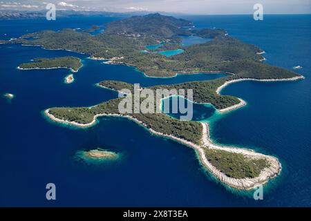 Aus der Vogelperspektive des Mljet-Nationalparks und der Adria (Insel Mljet, Komitat Dubrovnik-Neretva, Kroatien, Europa). Mittelmeerküste. Stockfoto