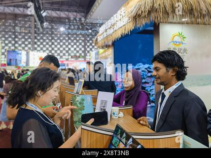 Shanghai, China. Mai 2024. Besucher besuchen einen Stand der Malediven auf der ITB China 2024 in Shanghai, Ostchina, 27. Mai 2024. Die dreitägige ITB China 2024, eine führende B2B-Reisemesse mit Schwerpunkt auf dem chinesischen Reisemarkt, startete am Montag in Shanghai of China und zog mehr als 600 Organisationen und Unternehmen aus der Tourismusbranche aus mehr als 80 Ländern und Regionen an. Quelle: Chen Aiping/Xinhua/Alamy Live News Stockfoto