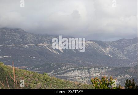 Frühling in den Bergen, wunderschöne Berglandschaft. Blick auf die Bergkette und die grünen Bäume. Sommer, Herbst und Winter. Budva, Montenegro. Stockfoto