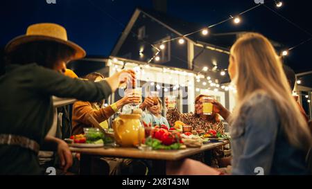 Großelternin teilt interessante Kindheitserinnerungen an ihre verschiedenen Verwandten und multiethnischen Freunde während eines Dinner Table im Freien mit geräuchertem Grillfleisch und viel frischem Gemüse. Stockfoto