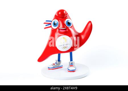 ZHONGSHAN China-26. Mai 2024: Das Maskottchen der Phryge bei den Olympischen Spielen 2024 auf weißem Hintergrund in horizontaler Komposition. Stockfoto