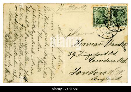 Rückseite der handgeschriebenen Originalpostkarte Anfang der 1900er Jahre. Vom 23 . Juni 1911 . Von Deutschland nach London mit 5 Pfennig-Deuteches-Reich-Briefmarken. Stockfoto