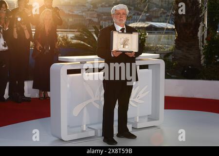 25. Mai 2024, Cannes, Cote D'azur, Frankreich: GEORGE LUCAS gewinnt die Ehrenpalme d'Or und posiert während des Fotorufs der Gewinner beim 77. Jährlichen Filmfestival von Cannes im Palais des Festivals in Cannes (Foto: © Mickael Chavet/ZUMA Press Wire) NUR ZUR REDAKTIONELLEN VERWENDUNG! Nicht für kommerzielle ZWECKE! Stockfoto