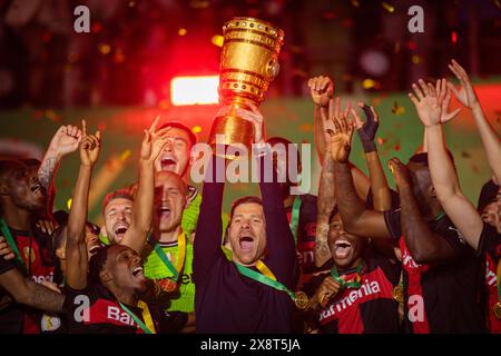 Berlin, Deutschland. Mai 2024. Trainer Xabi Alonso (Leverkusen) mit Pokal 1. FC Kaiserslautern - Bayer Leverkusen 25.05.2024 Copyright (nur für j Stockfoto