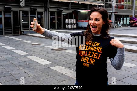 Ein Selfie machen Rotterdam, Niederlande. Junge Erwachsene brünette Frau, die ein Selfie in einem neuen T-Shirt beim Kingsday 2018 macht. MRYES Rotterdam Stadhuisplein Zuid-Holland Nederland Copyright: XGuidoxKoppesxPhotox Stockfoto