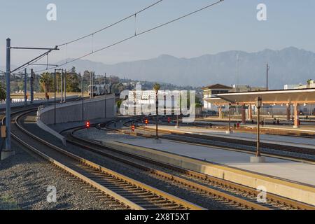 Die Bahngleise der Union Station Los Angeles, mit Blick nach Norden, werden in Los Angeles, Kalifornien, mit den San Gabriel Mountains im Hintergrund gezeigt. Stockfoto