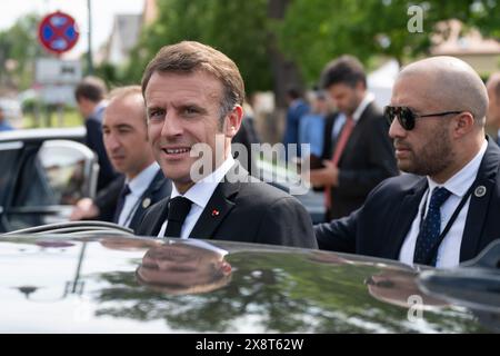 Moritzburg, Deutschland. Mai 2024. Emmanuel Macron, Präsident von Frankreich, steigt in ein offizielles Auto vor dem Adams Gasthof Restaurant. Der französische Präsident Macron und seine Frau besuchen auf Einladung von Bundespräsident Steinmeier zu einem dreitägigen Staatsbesuch in Deutschland. Quelle: Sebastian Kahnert/dpa/Alamy Live News Stockfoto