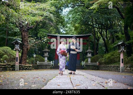 Japanisches Paar, das Yukata trägt, besucht die traditionelle Gegend Stockfoto