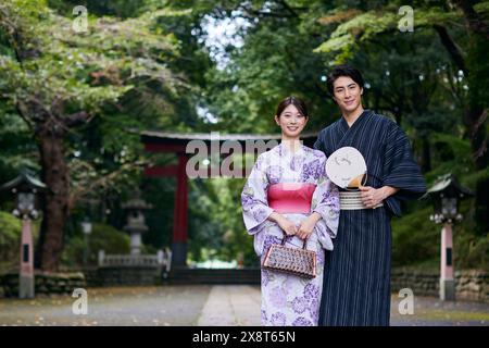 Japanisches Paar, das Yukata trägt, besucht die traditionelle Gegend Stockfoto