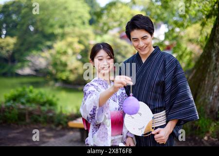 Japanisches Paar, das Yukata trägt, besucht die traditionelle Gegend Stockfoto