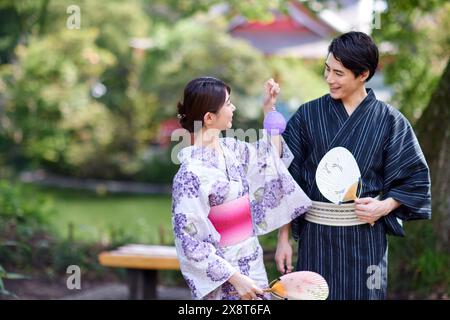 Japanisches Paar, das Yukata trägt, besucht die traditionelle Gegend Stockfoto