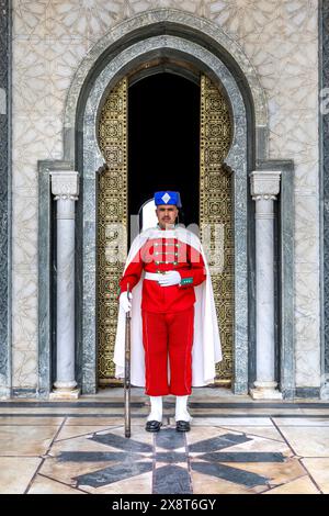 Rabat, Marokko - 23. März 2024: Ein Wachmann vor dem Mausoleum von Mohammed V. in Rabat, Marokko Stockfoto