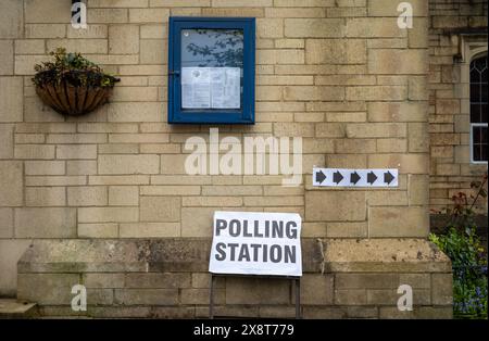 Schilder vor einer katholischen Kirche, die auf eine Wahlstation in einer Kirche im hinteren Teil von Billingshurst, West Sussex, Großbritannien zeigen. Stockfoto