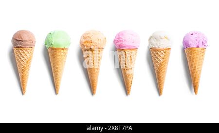 Set aus verschiedenen Eislöffeln in Waffelkegeln isoliert auf weißem Hintergrund. Eissortiment, Designelement. Stockfoto