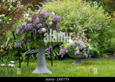 Bouquet aus weißem, hellem und tiefviolettem Flieder in einer Vintage-Vase. Kunst Fotografie Natur, Blumen, Stillleben für Wandbilder und Poster Stockfoto