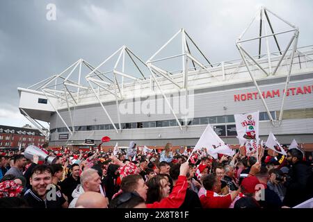 Fans von Southampton warten auf die Ankunft der Spieler während der Premier League-Promotion im St. Mary's Stadium in Southampton. Southampton sicherte sich den Aufstieg zurück in die Premier League, nachdem er am Sonntag im Play-off-Finale der Meisterschaft Leeds United 1-0 besiegt hatte. Bilddatum: Montag, 27. Mai 2024. Stockfoto