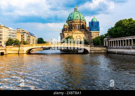 Berliner Dom Berlin, Deutschland. Der Berliner Dom, der die Spree durchbrochen hat, vom Hackischen Markt aus gesehen. Die Kirche befindet sich auf dem UNESCO-Weltkulturerbe und der Insel Museum Insel und ist ein wichtiges Reiseziel und Touristenattraktion. Berlin Museum Insel Berlin Deutschland Copyright: XGuidoxKoppesxPhotox Stockfoto