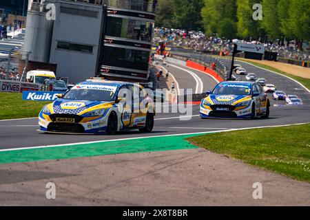 Ash Sutton 1 führt Dan Cammish Napa Racing UK Runde 4 Brands Hatch Indy während der BTCC British Touring Car Championship in Brands Hatch Indy, Longfie Stockfoto