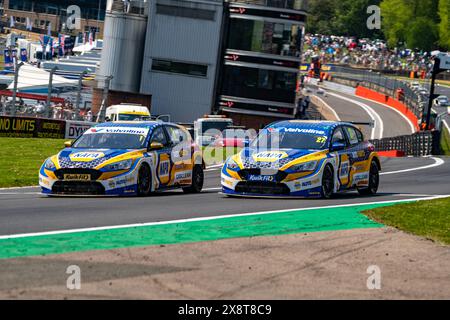 Dan Cammish 27 überholt Ash Sutton 1 Napa Racing UK Brands Hatch Indy während der BTCC British Touring Car Championship in Brands Hatch Indy, Longfie Stockfoto