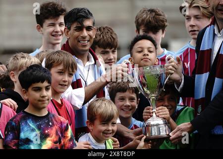 Premierminister Rishi Sunak hält den Pokal des neuen Chesham United Football Club, während er sich auf dem Wahlkampfpfad in Chesham befindet. Bilddatum: Montag, 27. Mai 2024. Stockfoto