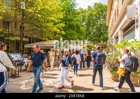 LONDON, Großbritannien - 25. MAI 2024: Die Menschen genießen den sonnigen Frühlingstag in Chelsea, einer wohlhabenden Gegend, die für ihre eleganten Boutiquen und gehobenen Restaurants bekannt ist Stockfoto