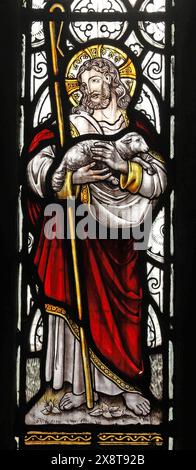 Buntglasfenster von Edwin Horwood, das Christus den Guten Hirten darstellt, St. Senara's Church, Zennor, Cornwall Stockfoto