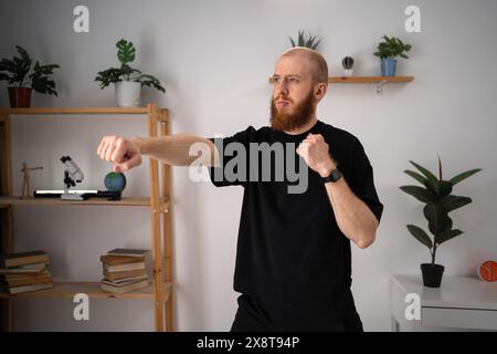 Athletische gesunde Mann Workout Boxen Übung Training zu Hause. Junge Männer, die Boxen, Fußarbeit Cardio Stockfoto